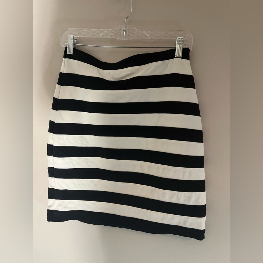 Express like new 6black and white striped skirt